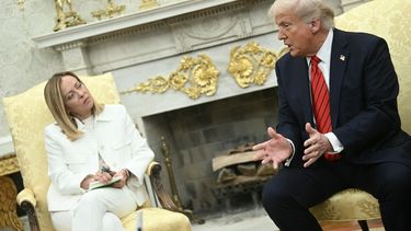 El presidente de Estados Unidos, Donald Trump, se reúne con la primera ministra italiana, Giorgia Meloni, en la Oficina Oval de la Casa Blanca en Washington D.C., el 17 de abril de 2025