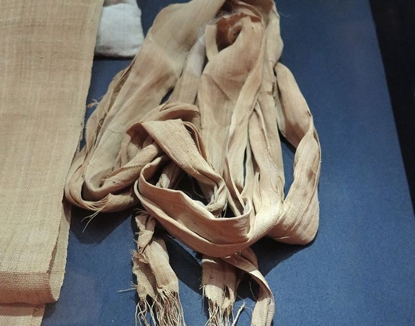 Cinturón con acabado en flecos del Egipto Antiguo expuesto en el Museo Textil de El Cairo​. (EFE)