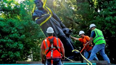 Una estatua de Cristobal Col&oacute;n, erigida en el Parque Tower Grove en San Luis hace 140 a&ntilde;os, es retirada el martes, 16 de junio del 2020, por instrucciones de la Junta de Comisionados del parque.