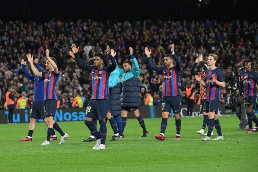 Los jugadores del Barcelona celebran en el campo luego de su victoria sobre el Real Madrid en el desafío de la Liga española, el 19 de marzo de 2023.