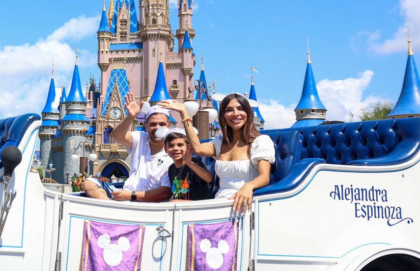Alejandra Espinoza y su familia inauguraron el desfile del Festival de la Fantasía en el Magic Kingdom.