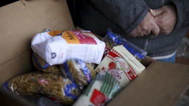 Alberto Ram&iacute;rez y M&oacute;nica Albarrac&iacute;n miran la caja con comida entregada en su casa en las afueras de Buenos Aires, Argentina, el jueves 7 de mayo de 2020. Una iniciativa solidaria est&aacute; ayudando a las familias necesitadas durante la crisis econ&oacute;mica provocada por la cuarentena para contener la propagaci&oacute;n del nuevo coronavirus.&nbsp;