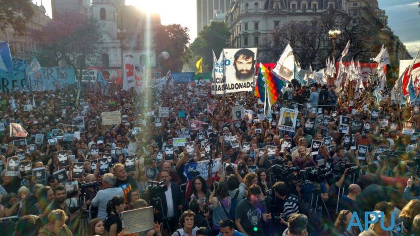 Miles de personas se manifiestan en Argentina exigiendo justicia en el caso del joven Santiago Maldonado.