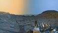 Este panorama se fusionó a partir de dos imágenes del “Marker Band Valley” en el cráter Gale de Marte tomadas por Curiosity el 8 de abril de 2023, una por la mañana y otra por la tarde, hora local. 