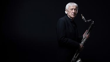 El músico francés Michel Portal posa durante una sesión de fotos en París el 6 de mayo de 2021.