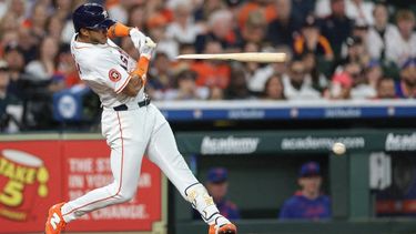 Jeremy Peña, campocorto de los Astros, rompe el bate tras una conexión fallida