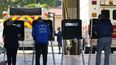 Ciudadanos votando en la elección legislativa de Estados Unidos el martes 8 de noviembre de 2022, en una estación de bomberos en Hialeah, Florida.&nbsp;
