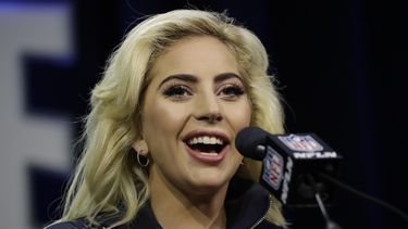 Lady Gaga responde preguntas durante una conferencia de prensa sobre su espectáculo del domingo en el medio tiempo del Super Bowl, el jueves 2 de febrero del 2017 en Houston. En los primeros segundos de su show, cantó un popurrí de God Bless America y&nbsp;This Land Is Your Land.