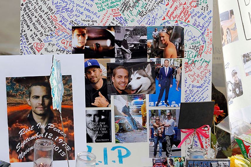 Fotos y mensajes dejados por los fans de Paul Walker en la carretera donde el actor perdió la vida en un accidente de auto, en Valencia, California. (AP Photo/Nick Ut)