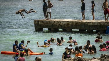 &nbsp;Por las menores restricciones gubernamentales y la ola de calor que azota a la isla, miles de cubanos est&aacute;n abarrotando las playas. Despu&eacute;s de una cuarentena de m&aacute;s de tres meses, la tasa de infecci&oacute;n por COVID-19 sigue siendo baja.