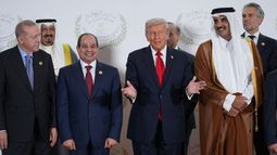 El presidente turco Recep Tayyip Erdogan, el presidente egipcio Abdel Fattah al-Sisi, el presidente de EEUU, Donald Trump, y el Emir de Catar, Cheikh Tamim ben Hamad al-Thani, junto con otros líderes, posan para una foto en la cumbre de Gaza en Sharm El-Sheikh el 13 de octubre de 2025.