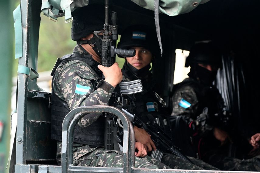 Miembros de la Policía Militar de Orden Público (PMOP) se movilizan durante un operativo especial en Tegucigalpa, en Honduras.