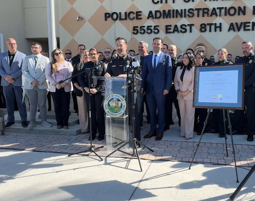 George Fuente, jefe del Departamento de Policía de Hialeah, toma la palabra en el evento.&nbsp;