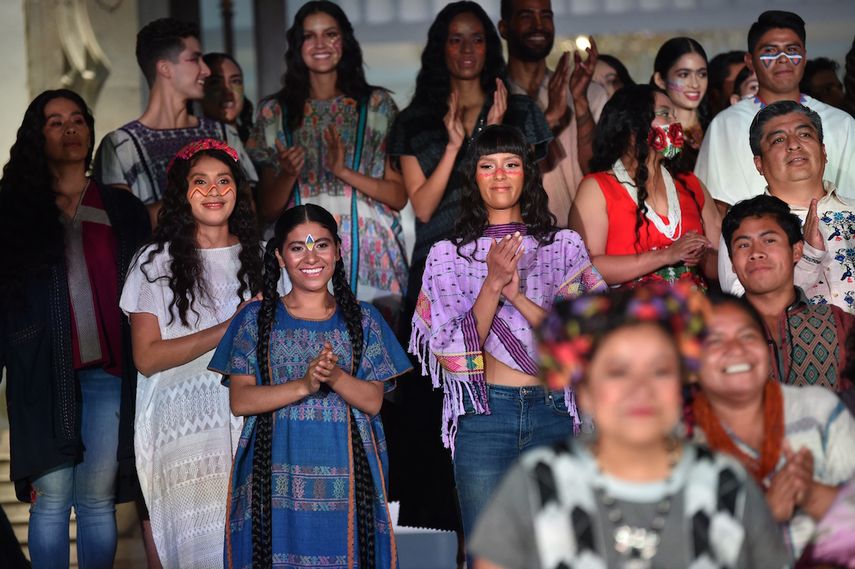 Modelos presentan creaciones durante la pasarela de Original, una apuesta de la moda en México que se propone combatir el plagio.