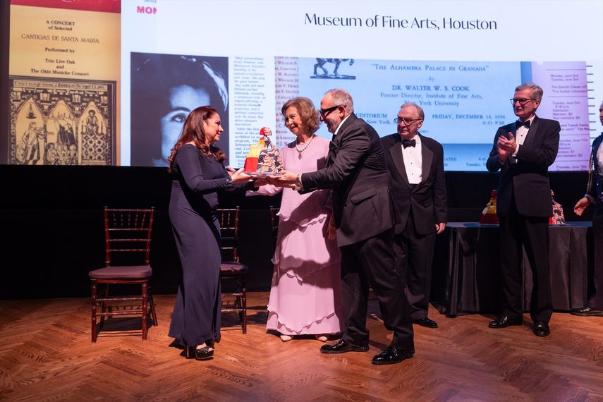 La Reina Sofía y la cantante Gloria Estefan durante la entrega de los Premios Sophia a la Excelencia 2023 en Houston, Texas.