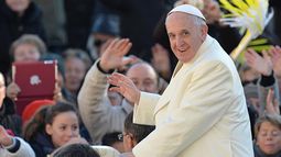 El papa Francisco saluda a los fieles durante su audiencia general semanal, en la Plaza de San Pedro en la Ciudad del Vaticano. EFE/Ettore Ferrari