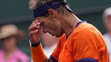 Rafael Nadal reacciona durante el partido contra Carlos Alcaraz en las semifinales del Abierto de Indian Wells, el sábado 19 de marzo de 2022.&nbsp;