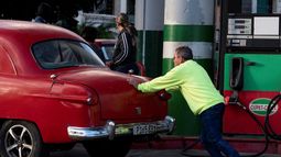 Un hombre empuja su coche para repostar gasolina en una gasolinera de La Habana, el 31 de enero de 2024.&nbsp;