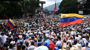 La líder de la oposición venezolana María Corina Machado (C) se dirige a sus partidarios desde lo alto de un camión durante una protesta convocada por la oposición para que se reconozca la victoria electoral, en Caracas el 17 de agosto de 2024.&nbsp; 