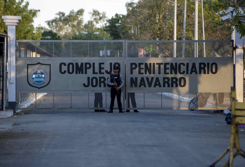 Un guardia resguarda la entrada del penitenciario Jorge Navarro La Modelo.