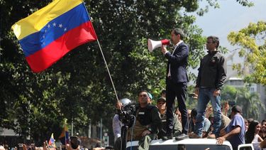 El presidente encargado de Venezuela, Juan Guaidó (c-i), y el líder opositor Leopoldo López (c-d) participan en una manifestación en apoyo a su levantamiento contra el gobierno de Nicolás Maduro este martes, en Caracas.