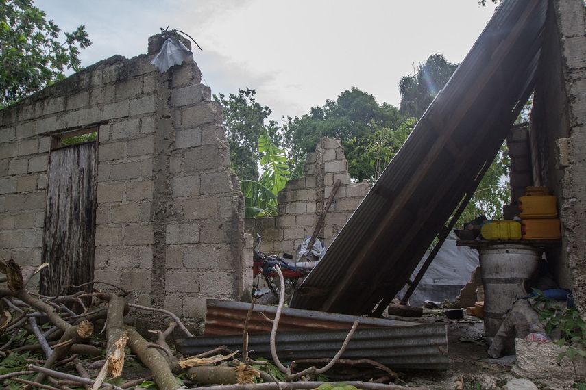 Efectos del paso del huracán Matthew en Lakil de Léogâne (Haití).