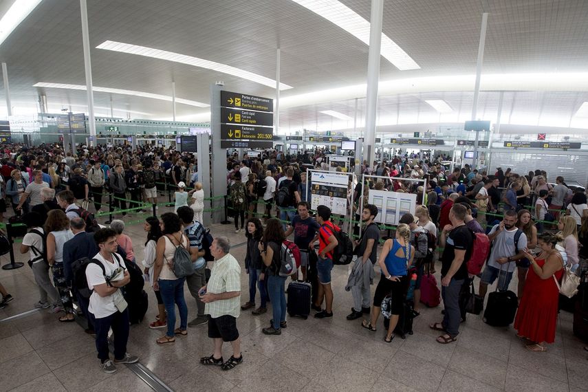 El ministro de Fomento, Íñigo de la Serna, anunció tras la reunión que un número significativo de agentes del instituto armado se sumarán a las líneas de control del aeropuerto El Prat.