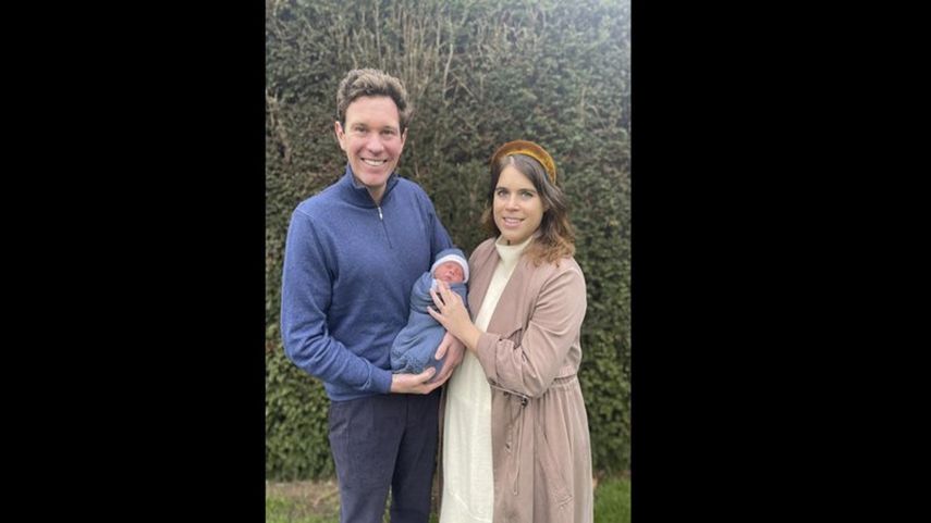 Fotografía sin fecha difundida por el Palacio de Buckingham el sábado 20 de febrero de 2021, de la princesa Eugenia de Gran Bretaña y su marido Jack Brooksbank, junto a su hijo.&nbsp;
