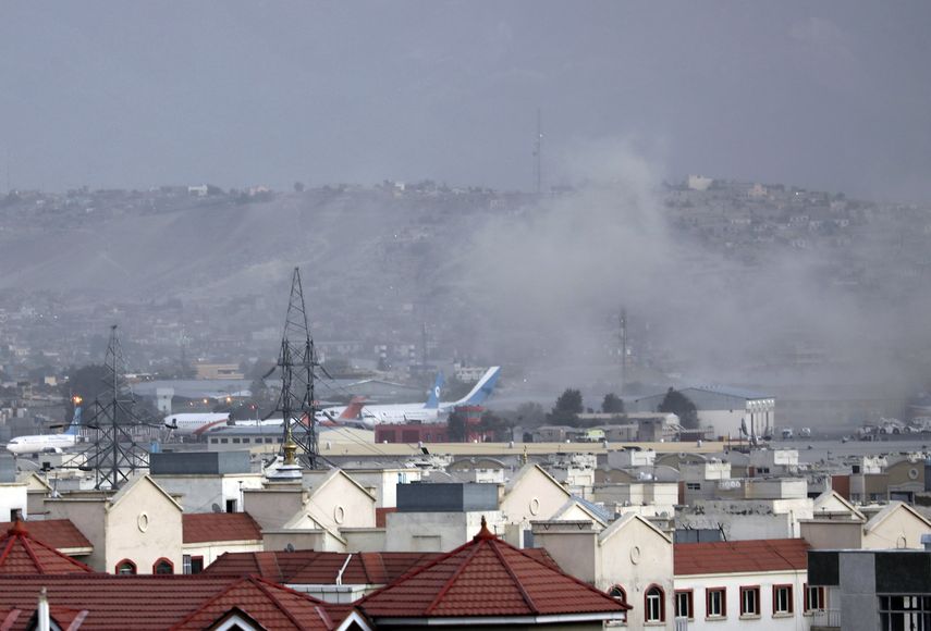 Se alza humo tras una explosión fuera del aeropuerto de Kabul, Afganistán jueves 26 de agosto de 2021. Las autoridades no dieron cifras, pero un testigo que se encontraba a 30 metros del lugar dijo que vio varios muertos o heridos.&nbsp;