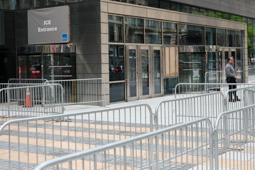 La foto muestra a un oficial de inmigración en la entrada del Edificio Federal Jacob K. Javitz en Nueva York, donde opera el tribunal de inmigración y las oficinas de ICE.