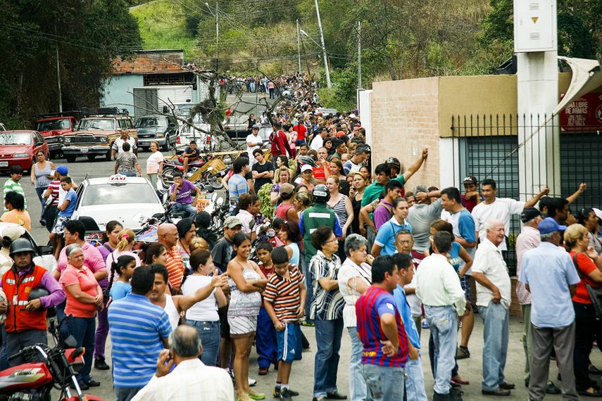 Una de las tantas colas que se hacen en Venezuela, en este caso en el estado andino de Táchira para hacer las compras de productos básicos. (Efe-Archivo)