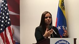 Tamara Sujú durante su exposición en foro realizado en la ciudad de Miami.&nbsp;