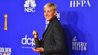 En esta foto de archivo tomada el 5 de enero de 2020, la actriz y presentadora de televisión estadounidense Ellen DeGeneres posa en la sala de prensa con el premio Carol Burnett durante la 77a entrega anual de los Globos de Oro en el hotel The Beverly Hilton en Beverly Hills, California.&nbsp;