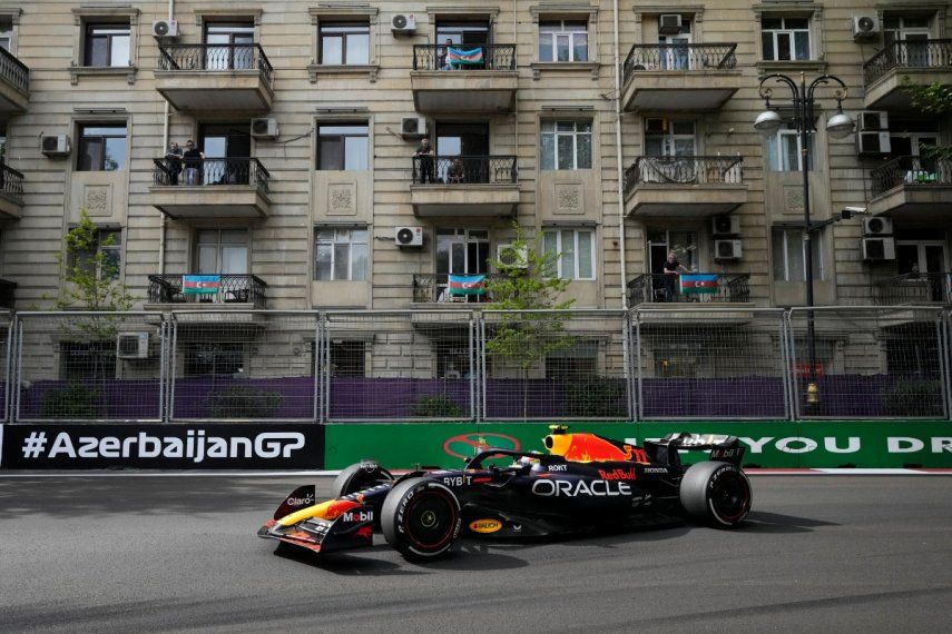 El piloto de Red Bull Sergio Pérez de México conduce su auto durante el Gran Premio de Fórmula Uno en el circuito de Bakú en Bakú, Azerbaiyán, el domingo 30 de abril de 2023.&nbsp;