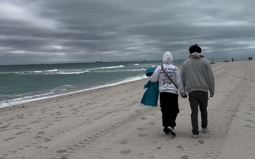 Una pareja camina por la playa de Miami Beach con temperaturas bajas.&nbsp;