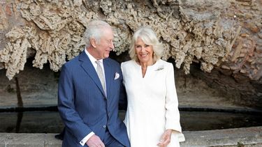 En esta fotografía, tomada y difundida por el Palacio de Buckingham el 7 de abril de 2025, el rey Carlos III y la reina Camila posan para un retrato en Villa Wolkonsky, Roma, Italia.