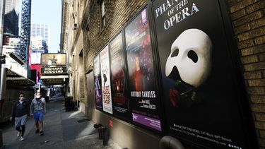 Afiches de Broadway fuera del Teatro Richard Rodgers durante el cierre por el COVID-19 en Nueva York. Hay un nuevo grupo esencial para reabrir Broadway esta temporada.&nbsp;