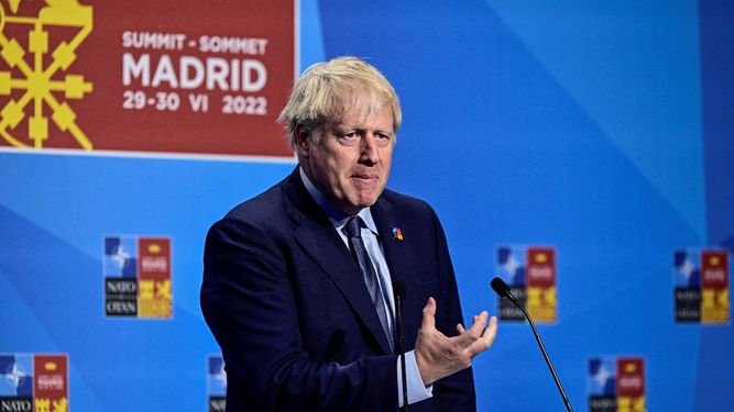 El primer ministro británico, Boris Johnson, se dirige a los representantes de los medios de comunicación durante una conferencia de prensa en la cumbre de la OTAN en el centro de congresos de Ifema en Madrid, el 30 de junio de 2022. &nbsp;
