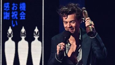 El cantante británico Harry Styles celebra después de recibir el premio al álbum del año por Harrys House durante la ceremonia de los Premios Brit 2023 y un espectáculo en vivo en Londres el 11 de febrero de 2023. Entre los ganadores, Styles fue uno de los artistas que más triunfó en la ceremonia.