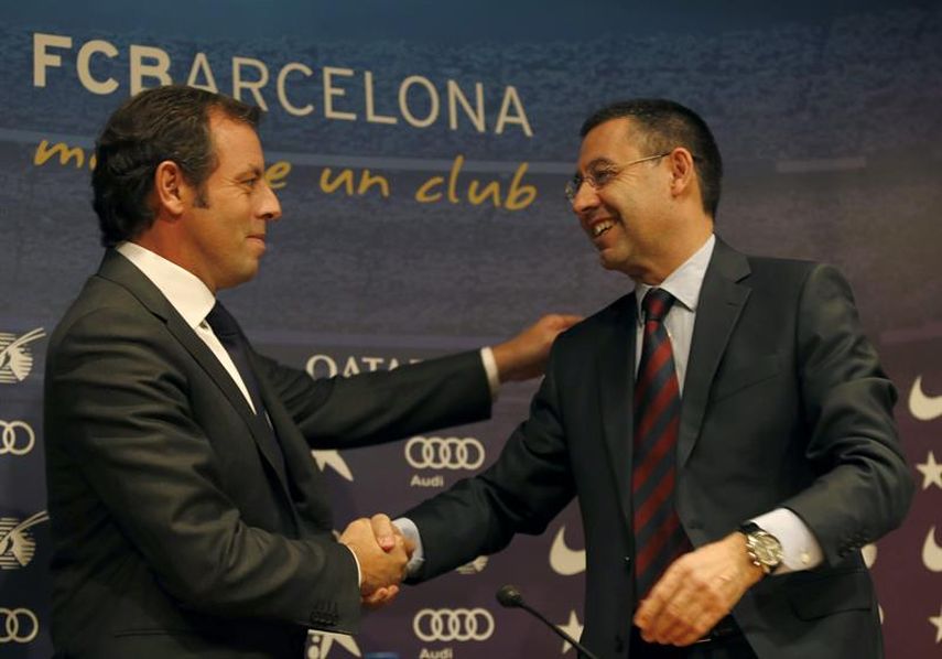 El presidente del FC Barcelona, Sandro Rosell (i) , al finalizar la rueda de prensa que ofreció en las instalaciones del club en la comunicó que ha presentado la dimisión irrevocable en una reunión de urgencia con directivos en el Camp Nou y que será s