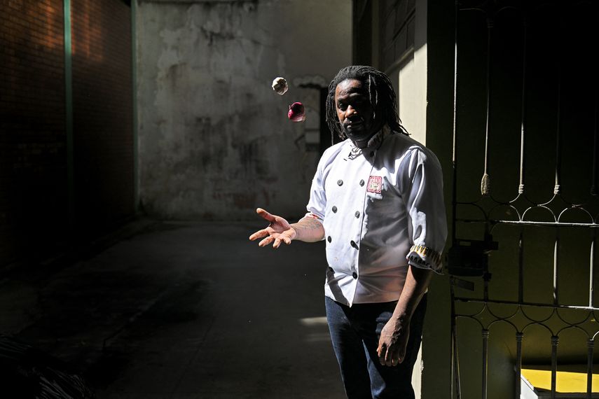 El chef afrobrasileño Vladimir Reis, de 38 años, que abrió el restaurante chino Dim Sum Rio hace casi dos años, posa para una fotografía en Laranjeiras, Río de Janeiro, Brasil, el 29 de noviembre de 2022.