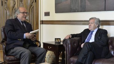 El jurista venezolano Asdrúbal Aguiar (izq.) junto al secretario general de la OEA, Luis Almagro (der.), durante su encuentro en Washington.