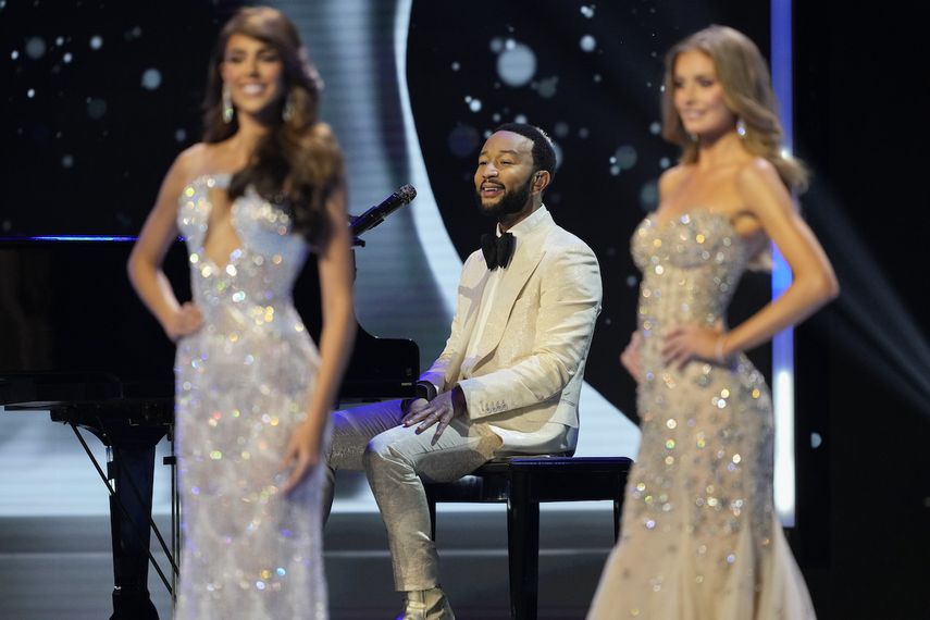 El músico John Legend, durante su número musical en la 72a edición de Miss Universo en San Salvador, El Salvador, el sábado 18 de noviembre de 2023.&nbsp;
