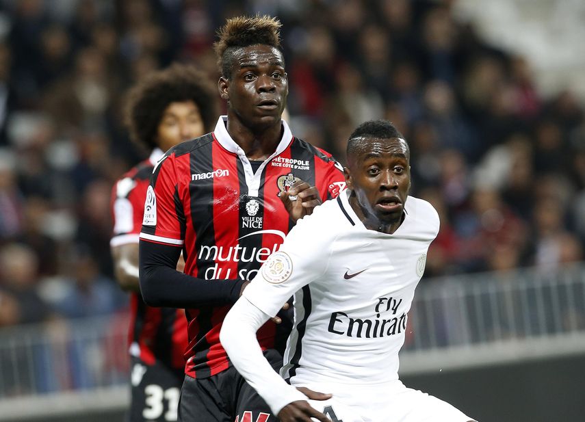 El jugador del París Saint-Germain siguió los pasos de Zinedine Zidane, quien también mostró su apoyo a Macron.