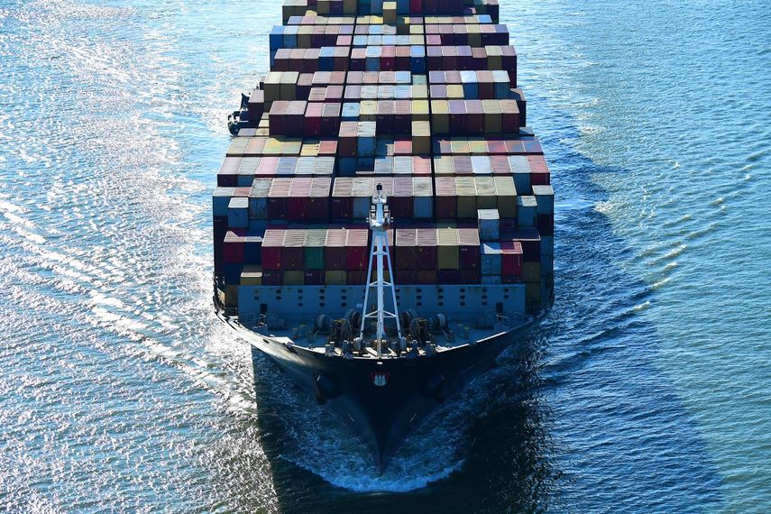 Un barco mercante cruza el Atlántico cargado de contenedores.