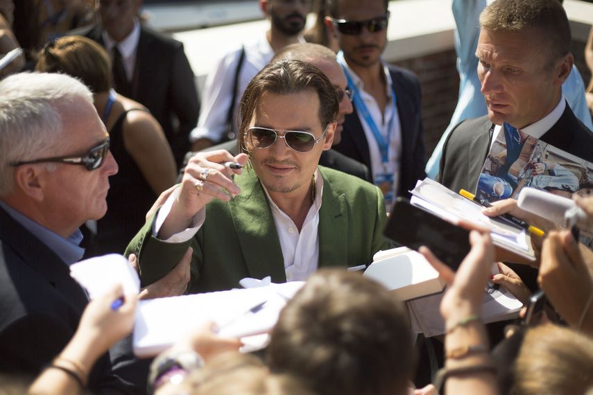 El actor Johnny Depp firma aut&oacute;grafos al terminar una sesi&oacute;n de fotos de Black Mass en el Festival de Cine de Venecia de 2015.
