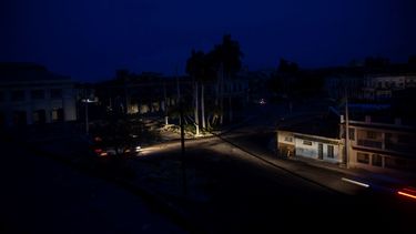 Los faros de los vehículos iluminan la calle durante un apagón provocado por el huracán Ian en La Habana, Cuba, la madrugada del miércoles 28 de septiembre de 2022.