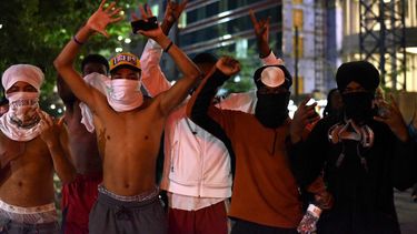 &nbsp;Manifestantes afroamericanos con los rostros tapado salen anoche a manifestarse a las calles del centro de&nbsp;Charlotte, Carolina del Norte