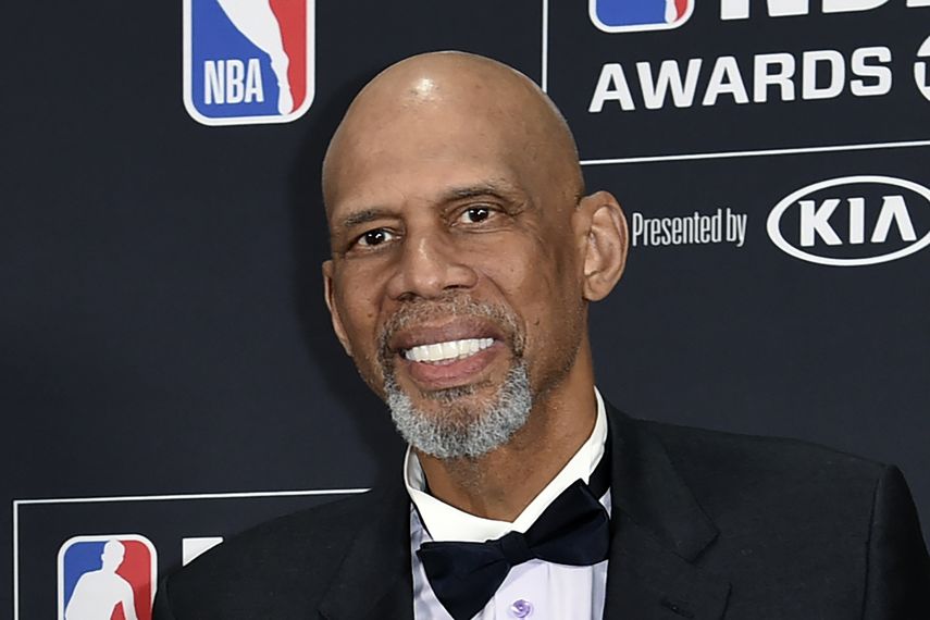 Kareem Abdul-Jabbar posa en la sala de prensa de los Premios NBA en Santa Mónica, California el 25 de junio de 2018.&nbsp;