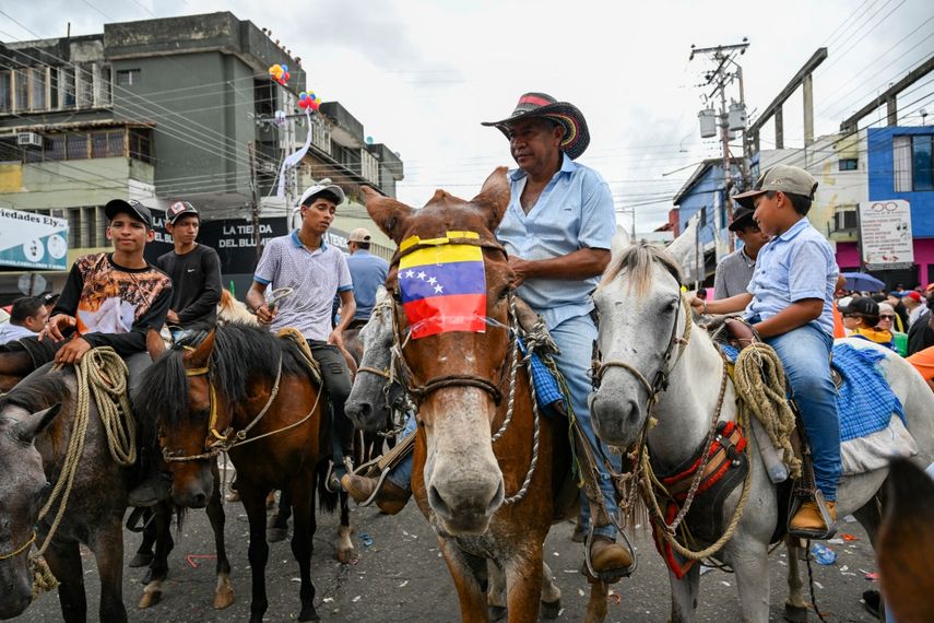 Agricultores montan a caballo en las calles de Barinas, Venezuela, el 4 de julio de 2024.